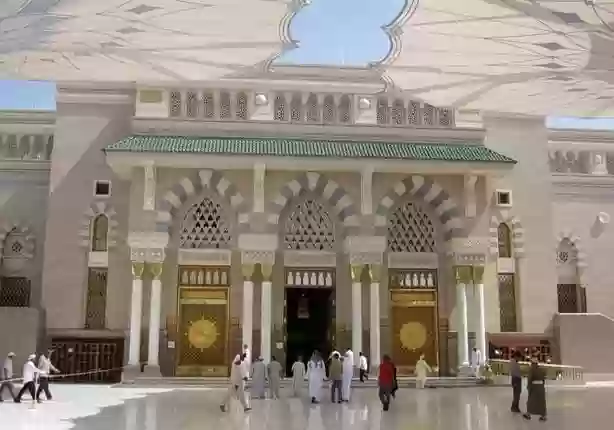 مداخل بيت الله الحرام التي تم فتحها منعًا للزحام