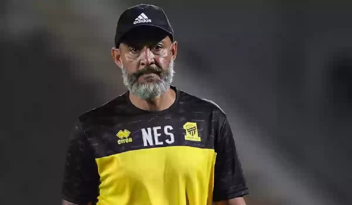 هل يغادر الفريق؟.. سانتو يخرج غاضبا بعد سؤاله عن نجم الاتحاد.